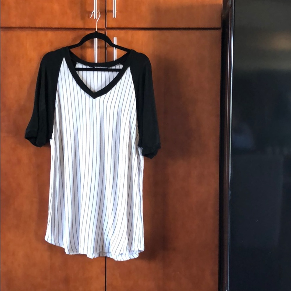 Brandy Melville bas tshirt. One Size. Worn once.